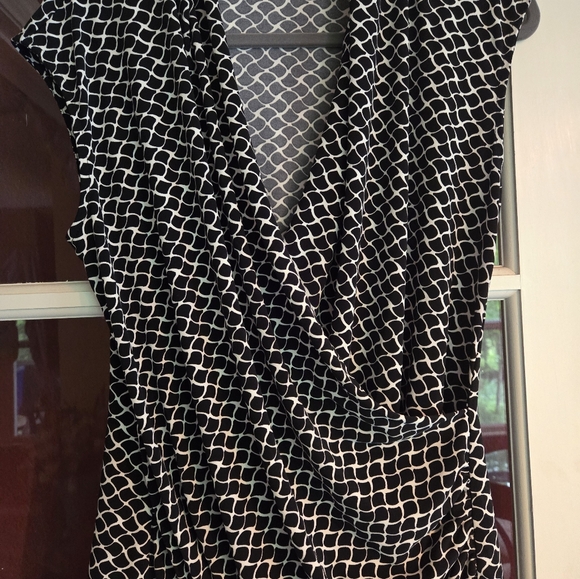 2pc. Black and white top bundle size large - Picture 4 of 9